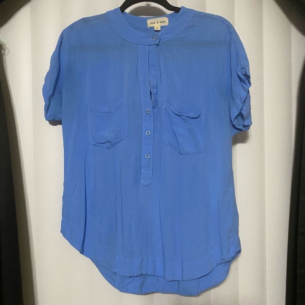 Cloth & Stone blue blouse, 2 functional pockets on chest